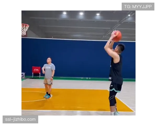 贝蒂斯中场核心费基尔恢复有球训练,包括任意球专项练习 贝蒂斯中场核心费基尔恢复有球训练,包括任意球专项练习